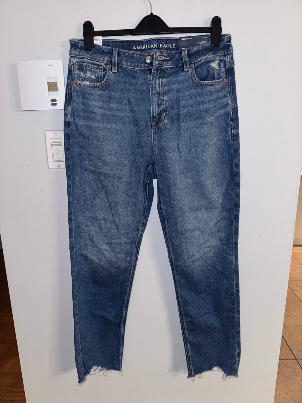 American Eagle Super High Rise Strigid Mom Jean with Frayed Hem NWT